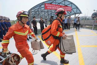 ?抢疯了！努尔基奇前三节狂抢20板 7个前场板